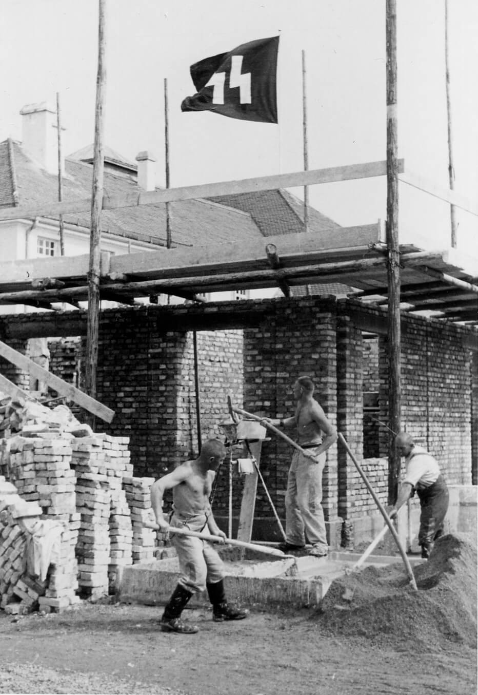 Häftlinge bei Maurerarbeiten im SS-Lager, 1936. SS-Fotograf Friedrich Franz Bauer